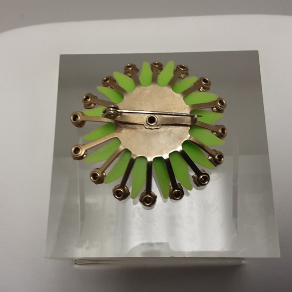 VINTAGE EMERALD GREEN BROOCH/EARRINGS SET - Picture 2 of 4